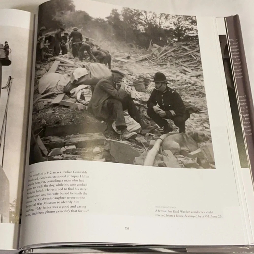 World War II in Photographs - Black Hardcover